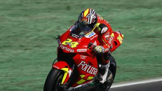 0,002 Sekunden - Toni Elias holte sich im Jahr 2006 den MotoGP-Sieg, nachdem er sich zuvor für Platz 11 in der Startaufstellung qualifiziert hatte. Sein entscheidender Vorsprung von 0,002 Sekunden gilt als das knappste bisher aufgezeichnete Ergebnis in der Königsklasse seit der Einführung der elektronischen Zeitnahme und ist identisch mit der Gewinnmarge von Alex Criville vor Mick Doohan in Brno im Jahr 1996., Foto: Honda
