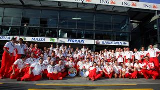 Le Figaro: "Trotz des Rücktritts Michael Schumachers, trotz des Rückzugs des genialen Ross Brawn und einer großen Umorganisation ist Ferrari sich unter dem Stab des Dirigenten Todt selbst genug, um zu beweisen, dass niemand unersetzlich ist.", Foto: Sutton