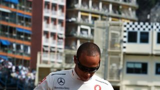 Godzilla zwischen den Häuserschluchten oder doch nur Lewis Hamilton der erste Regentropfen wittert? Beides falsch. Hamilton musste im glamourösen Monaco doch erstmal seine Fingernägel trocknen lassen..., Foto: Sutton
