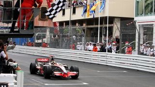 As: "Hamilton hätte verloren, wenn das Rennen über die reguläre Distanz gegangen wäre. Er fuhr mit einem defekten Reifen ins Ziel, der die zwei ausstehenden Runden nicht durchgehalten hätte.", Foto: Sutton