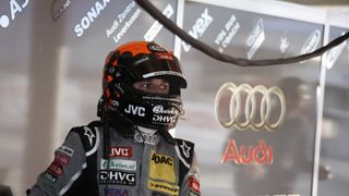 Christijan Albers: Ich hatte einen ganz ordentlichen Start. Ich überholte einige Gegner und schnappte mir in der zweiten Runde weitere Autos vor mir, auch Gary Paffett. Es lief wirklich gut. Als wir dann wieder an die Haarnadelkurve kamen, wurde Markus Winkelhock in mein Heck gedrückt. Der Schlag war recht hart, sogar der Flügel brach ab. Das ist sehr schade, denn im Warm-up waren wir sehr schnell. Und auch in den ersten Runden war mein Auto wirklich schnell., Foto: Audi Christijan Albers: Ich hatte einen ganz ordentlichen Start. Ich überholte einige Gegner und schnappte mir in der zweiten Runde weitere Autos vor mir, auch Gary Paffett. Es lief wirklich gut. Als wir dann wieder an die Haarnadelkurve kamen, wurde Markus Winkelhock in mein Heck gedrückt. Der Schlag war recht hart, sogar der Flügel brach ab. Das ist sehr schade, denn im Warm-up waren wir sehr schnell. Und auch in den ersten Runden war mein Auto wirklich schnell., Foto: Audi