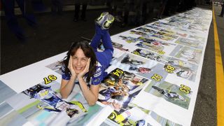 Ein MotoGP Rennen am Samstag, statt sonntags? Das kann nur eines heißen: Wir sind zu Gast in Assen bei der Dutch TT. Eine der historischsten Strecken in der Weltmeisterschaft, immerhin ist sie die einzige, die seit dem Beginn (Kriegsjahre ausgenommen) durchgängig im Rennkalender ist. Trotz einiger Umbauten gehört sie außerdem zu den Lieblingen vieler Fahrer. Einen besonderen Platz hat sie auch im Herzen von Valentino Rossi, der hier 2009 seinen 100. GP Sieg feiern konnte. Doch welche interessanten Zahlen und Fakten gibt es noch für die 7. Station der MotoGP-WM?, Foto: Milagro