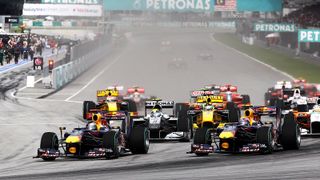 2010: Sebastian Vettel schnappte sich den Sieg in Sepang auf dem Weg zum Weltmeister-Titel. Der Red-Bull-Pilot war vom dritten Platz aus gestartet, kassierte aber sofort seinen Vordermann Nico Rosberg. Kurze Zeit später musste auch Pole-Setter und Teamkollege Mark Webber dran glauben und so triumphierte der Heppenheimer schlussendlich auf dem Sepang International Circuit. Webber landete auf Platz zwei, Dritter blieb Rosberg. , Foto: Red Bull/GEPA