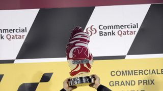 As: "Tomizawa starb, weil er einen gefährlichen Beruf ausübte. Das Fahren von Motorradrennen ist ein Job für wagemutige Typen, die unbedingt schneller sein wollen als die Rivalen und die davon träumen, Rennen zu gewinnen und Titel zu holen. Beim Tod von Tomizawa muss sich niemand Nachlässigkeiten oder Fehler ankreiden lassen. Der Unfall war einfach Pech. Da kann man die Sache drehen und wenden, wie man will.", Foto: Milagro