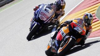 129 – Der Abstand zwischen dem Meisterschaftsführenden Jorge Lorenzo und Casey Stoner auf Rang drei beträgt 129 Punkte. Das bedeutet, dass von nun an nur noch zwei Fahrer den MotoGP-Weltmeister-Titel gewinnen können. Diese sind Jorge Lorenzo und Dani Pedrosa. Es wird daher erst das zweite Mal in der 62-jährigen Geschichte des Grand Prix Rennsportes, dass ein Spanier den Königsklassen-Titel gewinnt. Der andere Fall war in 1999, als Alex Criville den 500ccm-Titel gewann., Foto: Milagro