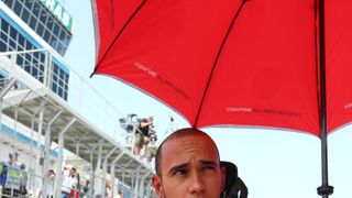 Lewis Hamilton könnte noch den Titel holen, wenn
- er gewinnt, Fernando Alonso punktelos bleibt, Mark Webber nicht besser als Sechster ist und Sebastian Vettel über Platz drei nicht hinauskommt, Foto: Sutton