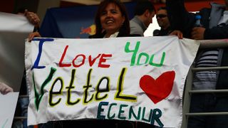 Le Figaro, Frankreich: "Sebastian Vettel auf Kreuzfahrt über den Bosporus. Der jüngste Weltmeister der Geschichte ist mit fünf Polepositions in Serie nur noch drei Längen vom Rekord Ayrton Sennas entfernt.", Foto: Sutton