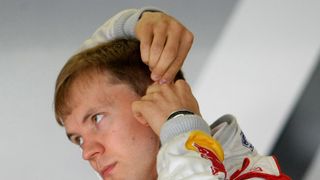 Mattias Ekström, Platz 18: "Es war trocken und wir sind mit Slicks herausgefahren. Am Anfang hat es nur genieselt. Und der Regen ist aus dem Auto heraus nur schwer einzuschätzen. Auf dem Weg zur Box war ich ganz langsam, aber auf dem neuen Asphalt in der Boxeneinfahrt hatte ich trotzdem Aquaplaning und bin in die Leitplanke gerutscht. Ich fahre eigentlich gerne, wenn die Bedingungen schwierig sind, denn man kann dort einiges gewinnen. Aber auf dem Weg zur Box gewinnt man nichts, das war bitter.", Foto: Red Bull/GEPA
