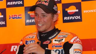 "Das Team hat einen guten Job abgeliefert, ich war einfach nur kaputt. Ich musste in die letzten drei Rennen viel Energie investieren, dazu kommt die Nackenverletzung von Assen und ich hab ein bisschen zu kämpfen bei dem straffen Rennkalender wieder zu Kräften zu kommen. In der zweiten Rennhälfte war ich einfach nur müde. Ganz einfach. Ich bin sehr froh, dass ich noch auf das Podium gekommen bin. Jorge hat ein brillantes Rennen abgeliefert. Ich hoffe, dass ich bis Aragon wieder erholt bin.", Foto: Repsol