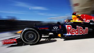 Vettel gegen Webber: Seinem dritten Gewinn der Weltmeisterschaft ist Sebastian Vettel mit der Pole in Austin wieder einen kleinen Schritt näher gekommen. Für diese musste sich der Heppenheimer jedoch länger machen, als viele Beobachter im Vorfeld prognostiziert hatten. Diversen Schwierigkeiten zum Trotze glänzte Vettel in den Trainings mit Spitzenzeiten, doch am Ende der Qualifikation stand er um gerade einmal 91 Tausendstelsekunden vorne. Seinen Stallkumpanen Mark Webber hatte er hingegen recht deutlich im Griff: Der Australier wurde mit 0,517 Sekunden Rückstand zur Spitze Dritter. Neuer Stand Vettel gegen Webber: 11:8., Foto: Red Bull
