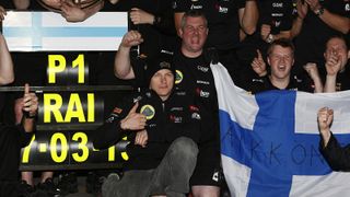 Kimi Räikkönen feierte in Australien den 20. Sieg seiner Karriere und zog in der ewigen Bestenliste mit seinem Landsmann Mika Häkkinen gleich. Unmittelbar vor ihm liegt mit 21 Erfolgen Mercedes-Pilot Lewis Hamilton. Der Iceman triumphierte nach 2007 zum zweiten Mal im Albert Park und stand zudem zum zweiten Mal seit seinem Comeback ganz oben auf dem Treppchen., Foto: Lotus F1 Team