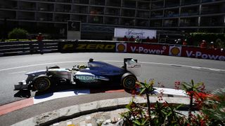 Nico Rosberg, Mercedes:Ich fühle mich im Auto sehr wohl. Es scheint, dass wir auf einer Runde erneut ein schnelles Auto haben, aber es liegt immer noch ein hartes Stück Arbeit vor uns, wenn es um unsere Rennpace geht. Auf meinem Longrun brach der Hinterreifen weg. Das könnte im Renntrimm ein Problem werden, denn wir erwarten hier wenige Boxenstopps und lange Stints., Foto: Sutton