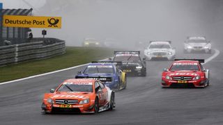 
Toto Wolff, Mercedes-Benz Motorsportchef: "Das war heute ein großartiges Rennen für die Zuschauer und beste Werbung für die DTM. Die Bedingungen zu Rennbeginn waren für die Fahrer sehr knifflig und es war äußerst schwierig, die richtigen Entscheidungen bei der Reifenwahl und der Strategie zu treffen. Bei Robert und Christian haben wir richtig entschieden, bei Gary und Roberto leider nicht. Aber auch das gehört im Rennsport dazu. Wir sind ein Team - wir gewinnen gemeinsam und wir verlieren gemeinsam. In der Gesamtwertung liegen Christian und Robert jetzt auf den Plätzen zwei und drei - das zeigt, wie schnell es in der DTM gehen kann. Noch sind drei Rennen in dieser Saison zu fahren und wir geben garantiert nicht auf." , Foto: RACE-PRESS