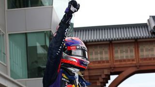 Sebastian Vettel: Fehlerlose Vorstellung des alten - und wahrscheinlich auch neuen - Weltmeisters. Sogar die beiden Safety-Car-Phasen konnten den Red-Bull-Piloten nicht aus der Ruhe bringen. Der Deutsche fuhr ein starkes Rennen, der vierte Sieg in Folge war zu keinem Zeitpunkt in Gefahr. Zwar haderte er gegen Ende des Stints mit dem rechten Vorderreifen, doch auch die Konkurrenz kämpfte mit dem selben Problem. Schon in einer Woche, beim Großen Preis von Japan, kann sich Vettel vorzeitig zum neuen Weltmeister krönen. Note: 1, Foto: Sutton