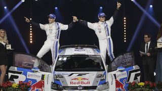Sebastien Ogier: Das ist definitiv das großartigste Rallye-Wochenende meiner Karriere, erst der WM-Titel und nun der Sieg bei meiner Heimatrallye – einfach fantastisch! Was für ein extrem schwieriger Schlusstag. Es war heute Morgen so unglaublich rutschig, aber meine Gravel-Crew hat einen fantastischen Job gemacht. Natürlich tut es mir für Sebastien Loeb leid, aber er ist voll auf Sieg gefahren und dann kann es bei solch schwierigen Bedingungen halt passieren. Es hätte heute einfach jeden erwischen können. Für uns ist das heute der Höhepunkt der Saison und ich bin einfach überglücklich. Ich möchte meinen Jungs danken, wir haben zusammen die gesamte Saison über einen tollen Job gemacht. Ich bin richtig stolz darauf., Foto: Volkswagen Motorsport