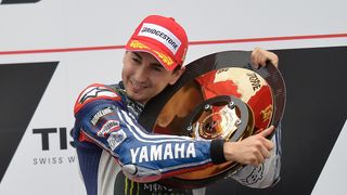 "Es ist unglaublich mit nur 26 Jahren schon den 50. GP-Sieg zu feiern. Es scheint, als wäre es erst gestern gewesen, als ich 2003 in Brasilien gewann, aber es ist zehn Jahre her. Ich bin sehr stolz darauf und hoffe, dass ich in Zukunft noch ein paar mehr Rennen gewinnen kann", strahlte Jorge Lorenzo, nachdem er auch Phillip Island zu Lorenzo's Land gemacht hatte., Foto: Yamaha Factory Racing