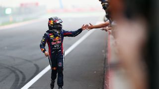 Sebastian Vettel: Als ich über die Ziellinie fuhr, war ich leer und wusste nicht, was ich sagen soll. Es gab so viel zu sagen, aber ich konnte es einfach nicht. Ich bin überwältigt, das war einer der besten Tage meines Lebens. Es war sicherlich keine einfache Saison, auch wenn es von außen den Eindruck machte, dass uns alles in die Hände fiel. Jetzt mit Prost und Fangio in einem Satz genannt zu werden, ist unglaublich., Foto: Red Bull