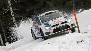 Jari-Matti Latvala: Großartig, die Rallye Schweden zum dritten Mal zu gewinnen. Dieser Sieg bedeutet mir besonders viel, weil ich schon 2008 hier meinen ersten Triumph überhaupt gefeiert habe. Den Sieg ins Ziel zu bringen, war keine leichte Aufgabe, denn aufgrund der schwierigen Bedingungen und der starken Zeiten meiner Teamkollegen mussten mein Beifahrer Miikka und ich immer konzentriert sein und unser Bestes geben. Aufgrund des Tauwetters sind wir viel auf Schotter gefahren und mussten unsere Reifen clever einteilen. Andreas Mikkelsen hat es uns gestern nicht leicht gemacht, er ist eine starke Rallye gefahren und steht hochverdient auf dem Podium. Dass wir fair gegeneinander kämpfen durften und es keine Stallregie gibt, ist großartig und in dieser Form einmalig. Nicht nur deshalb fühle ich mich sehr wohl bei Volkswagen., Foto: Sutton