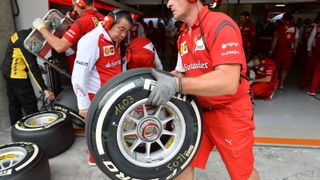 Solange die meisten Fahrer zurückdenken können, fanden die Wintertests vor Saisonbeginn meist in Barcelona statt. In diesem Jahr war es anders. Diesmal sammelten die Teams in Jerez und Bahrain die ersten Erfahrungen über das Zusammenspiel der neuen Autos und der neuen Reifen. Daher fehlen den Teams und Pirelli aktuelle Informationen, wie sich die neue Generation der Boliden auf dem Kurs von Barcelona verhält. , Foto: Sutton