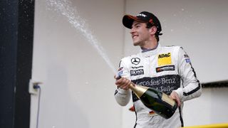 Christian Vietoris: "Ich bin mit dem Ziel in diese Saison gegangen, mein erstes DTM-Rennen zu gewinnen. Nach dem schwierigen Saisonstart in Hockenheim hätte ich niemals erwartet, dass es mir so schnell gelingen würde. Mein Team hat am vergangenen Rennwochenende in Oschersleben fantastische Arbeit geleistet und alles richtig gemacht - Auto, Boxenstopps und Strategie waren unter diesen schwierigen Bedingungen perfekt. Uns muss aber stets bewusst sein, dass wir im Trockenen noch nicht da sind, wo wir hin möchten. Noch sind wir nicht schnell genug, um bei allen Bedingungen aus eigener Kraft zu gewinnen. In Oschersleben haben wir jedoch gezeigt, dass wir diese Situation mit einer ausgeklügelten Strategie und starker Teamarbeit bestmöglich auszugleichen versuchen. In den kommenden Wochen liegt aber noch viel Arbeit vor uns, um die Performance unseres Autos bei allen Verhältnissen zu steigern." , Foto: Mercedes-Benz