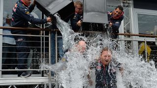 Der Belgien GP stand ganz im Zeichen der Ice Bucket Challenge, die auf die Krankheit ALS aufmerksam machen und Spendengelder für Forschung und Bekämpfung generieren soll. Ob Daniel Ricciardo, Lewis Hamilton, Christian Horner oder Adrien Newey - Warmduscher gibt es in der Formel 1 derzeit wenige., Foto: Sutton