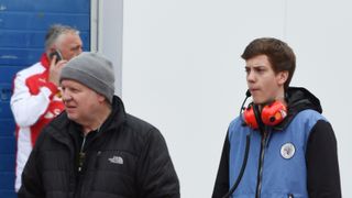 Sollte der nicht im Ferrari sitzen? Ach ne, ist ja der jüngere Bruder. Bei Vettels neuem Look kann man da schon mal durcheinanderkommen., Foto: Sutton