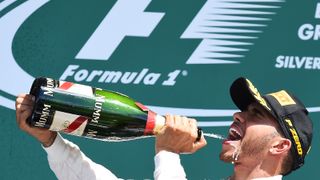 Die internationale Presse feiert Lewis Hamilton für seine taktische Intuition und seinen Sieg beim Heim-GP in Silverstone. Einige Zeitungen sehen Anzeichen für eine Linderung der Probleme in der Formel 1. Williams muss Kritik einstecken., Foto: Sutton