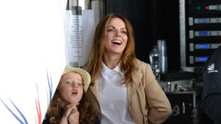 Geri Halliwell wirkte in ihrer britischen Heimat sichtlich glücklicher als vor zwei Wochen in Österreich, wo sie beinahe in Bergnot geraten wäre. Vielleicht lag's ja an den Schuhen. Oder sie nahm ihr Motto aus den 90er-Jahren - "Spice up your life!" - zu wörtlich. Für die jüngeren Leser: Ihr würdet wohl YOLO sagen., Foto: Sutton