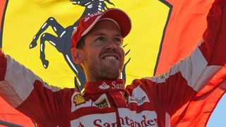 Gazzetta dello Sport: "Lewis Hamilton siegt auch unter Druck, doch Vettel kann in Monza feiern. Sebastian holt das Beste aus seinem Ferrari heraus, beflügelt die Tifosi und hält Rosbergs Aufholjagd stand. Er rettet Ferraris Bilanz in Monza.", Foto: Sutton