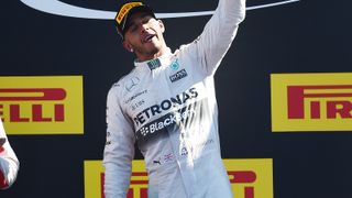 Lewis Hamilton fährt derzeit wie von einem anderen Stern. Der Brite feierte in Monza seinen 40. Karriere-Sieg und könnte mit einem weiteren Erfolg in zwei Wochen in Singapur mit Ayrton Senna und Sebastian Vettel gleichziehen., Foto: Sutton