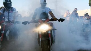 Lewis Hamiltons Burnout. Grund für Trübsal hat der amtierende Weltmeister derzeit eigentlich nicht. Der Burnout wurde nicht etwa beim Psychotherapeuten diagnostiziert, sondern im Paddock. Hamilton setzte sich auf ein Motorrad und ließ den hinteren Reifen ordentlich rauchen. , Foto: Sutton