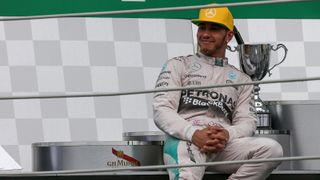 Wir starten einen Cap-Contest! Den Auftakt macht Hamilton mit einer Kappe, die die Gemüter spaltet., Foto: Sutton