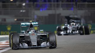 Mit zwölf Doppelsiegen in einer Saison hat Mercedes seine Position in der Hall-of-Fame weiter gefestigt, nachdem die Silberpfeile im vergangenen Jahr elf Male die Positionen eins und zwei belegten., Foto: Mercedes-Benz