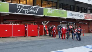 So schnell sind zwei Wochen Testfahrten auch schon wieder vorbei. Und was durfte in Barcelona standesgemäß nicht fehlen? Richtig, der Sichtschutz. Genau dieser wäre diesmal auch abseits der Strecke notwendig gewesen. Denn auch hinter den Kulissen brodelte die Gerüchteküche., Foto: Sutton