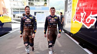 Es war wohl der unfreiwillige Lacher des gesamten Rennwochenendes: Die extra für den Österreich Grand Prix angefertigten Rennoveralls für das Red Bull-Gespann Daniel Ricciardo und Max Verstappen. Die Armen!, Foto: Red Bull Content Pool