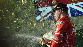 Corriere della Sera: Überraschung in Melbourne. Das Unglaubliche ist wirklich geschehen. Ferrari siegt, Vettel ist der Autor eines sportlichen Wunders. Denn in den vergangenen drei Jahren hat Mercedes seinen Rivalen nichts gegönnt. Trotz der neuen Aerodynamik-Regeln waren wenige der Ansicht, dass sich etwas ändern könnte - doch der SF70-H wird in Vettels Hand zu einer tödlichen Waffe gegen Ferraris Rivalen., Foto: Ferrari