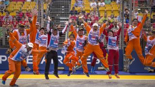 Juhu! Endlich wieder Formel 1. Die Singapuris feierten den 10. Geburtstag ihres GP - und eine Vertragsverlängerung: Mindestens bis 2021 bleibt das Nachtrennen erhalten., Foto: Sutton