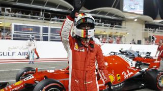 Mit seiner Pole Position glich Sebastian Vettel das Qualifikationsduell gegen Kimi Räikkönen aus. Dabei schien es erneut der Finne zu sein, der in Bahrain ein klein wenig besser ist. Im zweiten und dritten Training setzte Räikkönen die Bestzeit und auch im ersten Qualifikationsabschnitt war der Finne besser. Auf die Saison betrachtet liegt er im Schnitt dennoch 0,085 Sekunden hinter seinem Teamkollegen
Sebastian Vettel 1:1 Kimi Räikkönen, Foto: Sutton