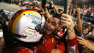 Gemischte Gefühle bei Ferrari. Bei einem verpatzten Stopp von Kimi Räikkönen wurde einer der Mechaniker verletzt und die Scuderia muss sich überlegen, wie sie das Prozedere sicherer machen können. Sebastian Vettel hingegen zauberte die Reifen förmlich ins Ziel und absolvierte einen der längsten Stints auf dem weichen Pneu, was ihm reichte, um zu gewinnen. Mit Ausnahme des verpatzten Stopps zeigte Ferrari ansonsten ein gutes Rennen und reagierte optimal auf die Mercedes Strategie., Foto: Sutton