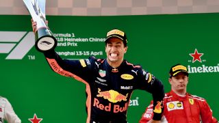 Daniel Ricciardo fuhr in Shanghai seinen sechsten Formel 1-Sieg ein. Aber der Sieg hätte durchaus auch von Max Verstappen erzielt werden können, wenn der Niederländer ruhiger geblieben wäre. In der Saison führt Sebastian Vettel jedoch weiterhin.
, Foto: Sutton