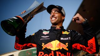 Eine Fotostrecke von MSM-Redakteur Florian Becker: Die Geschehnisse von Bahrain waren noch allgegenwärtig, als der Formel-1-Zirkus wenige Tage später in Shanghai seine Zelte aufschlug. Der eine oder andere flotte Spruch brannte den Piloten da noch auf den Lippen. In China ließen einige von ihnen Taten folgen und andere ihren Gedanken wie gewohnt freien Lauf. Die besten Sprüche von Postbote Daniel Ricciardo und seinen Kollegen., Foto: Red Bull