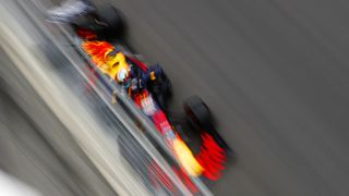 Eine Fotostrecke von MSM-Redakteur Manuel Schulz:
Verbremser gehören am Trainingstag in Baku eigentlich zum guten Ton. Das Limit auf dem zum Teil sehr engen Stadtkurs zu finden ist keine Kleinigkeit. Besonders leicht tat sich Red Bull, die im zweiten Training die schnellste und drittschnellste Runde fuhren. Doch auch Kimi Räikkönen war stark unterwegs. Die komplette Analyse: Training kompakt., Foto: LAT Images