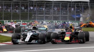 Unmittelbar nach jedem Rennen können die Leser in unserer Umfrage nach dem Fahrer des Wochenendes ihre Stimme abgeben. Das Voting im F1-Channel von Motorsport-Magazin.com ist bis zum Montagmorgen nach dem Rennwochenende offen. Daraus ergibt sich die User-Wertung.
Parallel bewertet unser F1-Kernteam um Christian Menath, Florian Becker und Jonas Fehling die Leistungen aller Fahrer. Aus diesen drei Ranglisten bilden wir den Mittelwert, welcher das MSM-Ranking darstellt. Dieses wird dann im Verhältnis 1:1 der User-Bewertung gegenüber gestellt, woraus sich das Gesamtergebnis errechnet.
, Foto: Mercedes-Benz