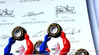 Eine Fotostrecke von MSM-Redakteur Florian Becker: Das Frankreich-Comeback der Formel 1 hatte es in sich - vor allem an den Mikrofonen. Während dem Rennen eine Prise mehr Action sicher gut getan hätte, ging es im Boxenfunk und gegenüber den Medienvertretern ziemlich rund. Vor allem Alonso feuerte mal wieder aus allen Rohren. Warum er Vettel einen schrotten Ferrari wünschte, was Magnussen am verwirrten Iceman auszusetzen hatte und wie Max Verstappen die Presse zurechtstutzte. Die besten Sprüche aus Le Castellet., Foto: Sutton