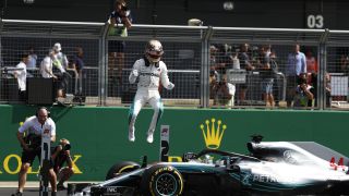 Eine Fotostrecke von MSM-Redakteur Manuel Schulz:
Die Qualifikation zum Großbritannien GP war eine der spannendsten der Saison. Nach dem ersten Schlagabtausch schien es, als ob Sebastian Vettel von der Pole ins Rennen gehen würde, doch Lewis Hamilton konnte noch genau das nötige Zehntel rausquetschen, um vor seinem Heimpublikum von Startplatz eins ins Rennen zu gehen., Foto: Sutton