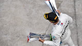 Daily Mail (England): "Lewis Hamilton gewinnt einen umstrittenen Grand Prix, während Max Verstappen die Fäuste fliegen lässt. Er nennt Esteban Ocon einen verdammten Idioten, nachdem der rücksichtslose Franzose ihm den Sieg gestohlen hat. Mercedes gewinnt und genießt den fünften Titel für das Team.", Foto: Sutton