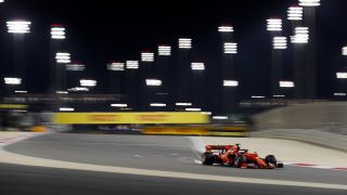 Eine Fotostrecke von MSM-Redakteur Manuel Schulz:
Ferrari holt am Freitag beim zweiten Rennwochenende der Formel 1 in Bahrain beide Bestzeiten. Eine Silberpfeil-Überlegenheit wie in Melbourne scheint es also nicht erneut zu geben. Wie das Kräfteverhältnis jedoch genau ist, das wird sich noch zeigen. Die Analyse der Teams: Training kompakt.
, Foto: LAT Images
