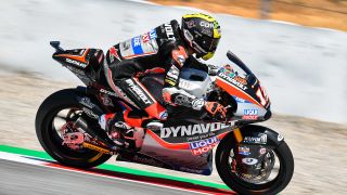 3. Tom Lüthi (Dynavolt Intact GP, Kalex): Der Titelanwärter erwischte einen perfekten Start in den Katalonien-GP. Von P2 schoss er in Führung und brachte direkt mehrere Motorradlängen zwischen sich und den Rest des Feldes. In den ersten Runden setzte er sich mit Augusto Fernandez im Schlepptau ab. In der fünften Runde ging der Spanier in Turn 10 an Lüthi vorbei, wie Umläufe später holte sich der die Führung aber zurück. Diese musste er im 14. Umlauf an Alex Marquez abgeben. Lüthi konnte Marquez lange folgen, fünf Runden vor Ende musste er aber abreißen lassen und sich mit dem zweiten Rang begnügen., Foto: Intact GP - F. Glänzel