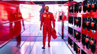 Die Pressestimmen zum Großen Preis der SteiermarkFerraris Absturz ist auch beim zweiten Rennen der Formel-1-Saison 2020 nicht aufzuhalten. Nachdem Charles Leclerc in der ersten Runde Sebastian Vettel abräumt, gehen der internationalen Presse schon bald die Negativ-Schlagzeilen aus. Lewis Hamilton und Mercedes werden dafür gefeiert., Foto: LAT Images