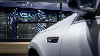 Auf mehr als 150 Neuheiten können wir uns in diesem Jahr freuen. Der klassische Verbrenner hat auf dem Markt nach wie vor die Nase vorne, doch brandneue E-Autos sind bereit, diesen aufzumischen. Vor allem die deutschen Autobauer bringen gleich mehrere Elektrofahrzeuge in verschiedenen Segmenten an den Start. Ein Überblick über die Highlights, die uns erwarten., Foto: Mercedes-Benz AG